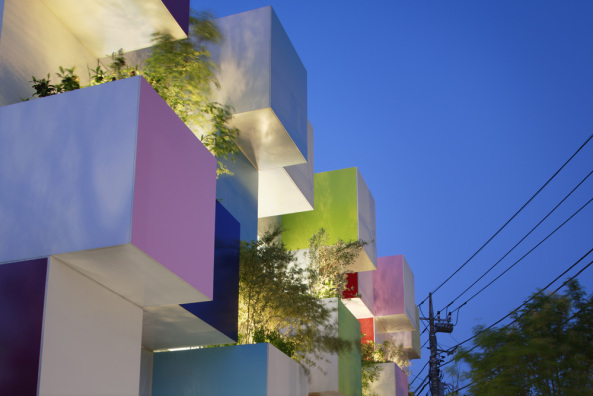 Schwebende Farbwrfel; rainbow melody; Nakaaoki branch; Sugamo Shinkin Bank; Emanuelle Moureaux; Farbkonzept; Shiriki; Wrfel; Kuben; Bankgebude; Neubau; Japan; Saitama; franzsische Architektin; Daisuke Shima