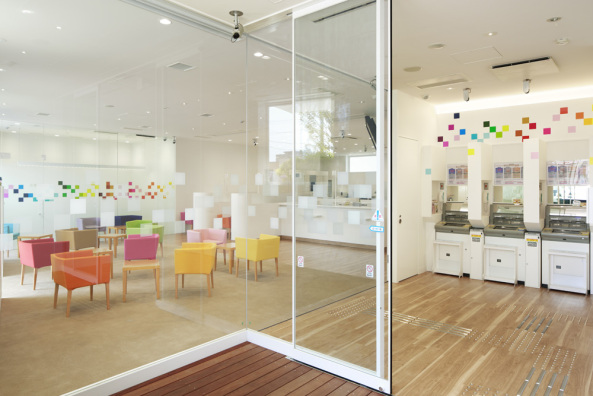 Schwebende Farbwrfel; rainbow melody; Nakaaoki branch; Sugamo Shinkin Bank; Emanuelle Moureaux; Farbkonzept; Shiriki; Wrfel; Kuben; Bankgebude; Neubau; Japan; Saitama; franzsische Architektin; Daisuke Shima