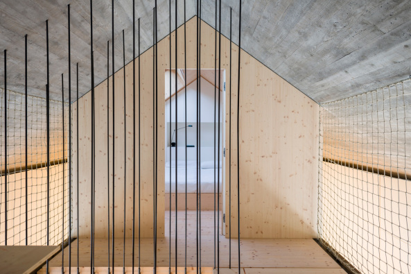 Karsthaus, Slowenien, slovenija, Stein, stone, Satteldach, pitched roof, Holz, wood, Beton, concrete