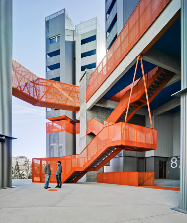 Staircase Orange bei einem Wohn- und Gewerbeblock in Coslada