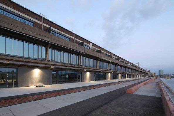 Stckgutumschlagschuppen: Auf dem 400 Meter langen Schuppen Eins in Bremen kann man im Obergeschoss zu seiner Wohnung fahren