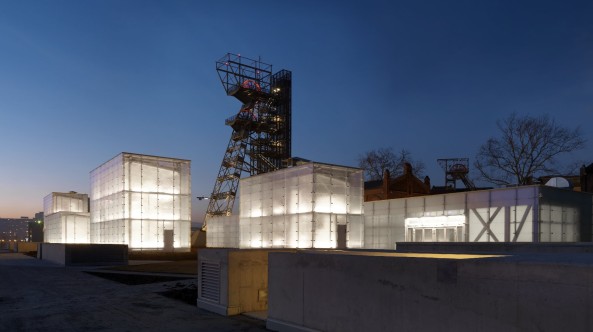 Abgetaucht in Katowice: Beim Schlesischen Museum bringen oberirdische Boxen aus Eisblumenglas Licht in die unterirdischen Ausstellungsfl�chen