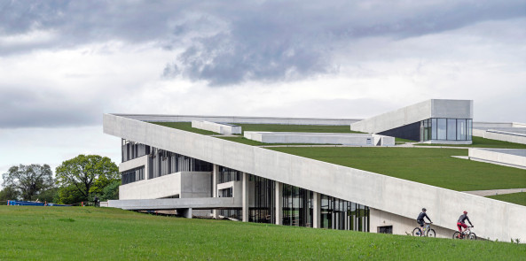 Einmal Landschaft anheben bitte: das Moesgaard Museum nahe Arhus ist teilweise ins Erdreich geschoben