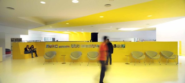 Frankreich, France, Fassade, facade, Beton, concrete, Stahl, steel, Theater, theatre, Kuturzentrum, multicultural centre, Isbergues