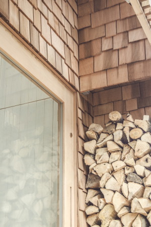 Writer's Shed, Shed, WSD Architecture, London, Hackney, Arbeitsraum, Studio, Htte, Bcher, Garten, garden, Holz, wood, Zedern, Fassade, facade, shingle, Schindeln, Glas, glass, Pinien, pine, concrete, Beton, Ofen, stove, Satteldach, pitched roof