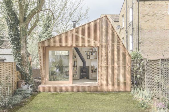 Writer's Shed, Shed, WSD Architecture, London, Hackney, Arbeitsraum, Studio, Htte, Bcher, Garten, garden, Holz, wood, Zedern, Fassade, facade, shingle, Schindeln, Glas, glass, Pinien, pine, concrete, Beton, Ofen, stove, Satteldach, pitched roof