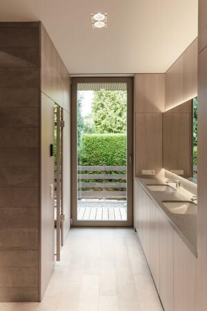 Wohnhaus, Berlin, Wandlitz, Neubau, Markus Bonauer, Wohnmbel, 2DPlus, 2D+, Luxus, erschwinglicher Luxus, Kamin, drehbarer Kamin, kleine Wohnflche, sparsam, knapp, reduziert, Minimalismus, minimal, Sauna, Holzbau, Einbaukche, Holzstnderbauweise, Michael Blling, Tiffany Taraska, Hrnicke Hock Thieroff, Holz & Raum Berlin, 2D+ Architekten