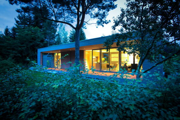 Wohnhaus, Berlin, Wandlitz, Neubau, Markus Bonauer, Wohnmbel, 2DPlus, 2D+, Luxus, erschwinglicher Luxus, Kamin, drehbarer Kamin, kleine Wohnflche, sparsam, knapp, reduziert, Minimalismus, minimal, Sauna, Holzbau, Einbaukche, Holzstnderbauweise, Michael Blling, Tiffany Taraska, Hrnicke Hock Thieroff, Holz & Raum Berlin, 2D+ Architekten