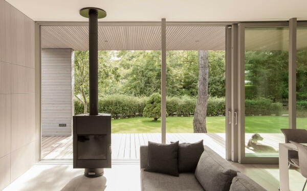 Wohnhaus, Berlin, Wandlitz, Neubau, Markus Bonauer, Wohnmbel, 2DPlus, 2D+, Luxus, erschwinglicher Luxus, Kamin, drehbarer Kamin, kleine Wohnflche, sparsam, knapp, reduziert, Minimalismus, minimal, Sauna, Holzbau, Einbaukche, Holzstnderbauweise, Michael Blling, Tiffany Taraska, Hrnicke Hock Thieroff, Holz & Raum Berlin, 2D+ Architekten