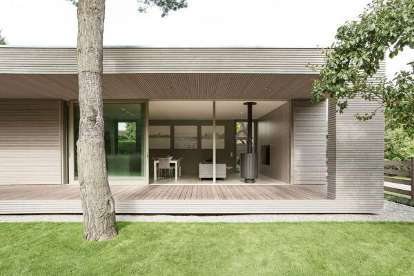 Wohnhaus, Berlin, Wandlitz, Neubau, Markus Bonauer, Wohnmbel, 2DPlus, 2D+, Luxus, erschwinglicher Luxus, Kamin, drehbarer Kamin, kleine Wohnflche, sparsam, knapp, reduziert, Minimalismus, minimal, Sauna, Holzbau, Einbaukche, Holzstnderbauweise, Michael Blling, Tiffany Taraska, Hrnicke Hock Thieroff, Holz & Raum Berlin, 2D+ Architekten