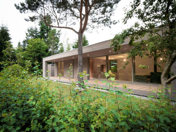 Wohnhaus, Berlin, Wandlitz, Neubau, Markus Bonauer, Wohnmbel, 2DPlus, 2D+, Luxus, erschwinglicher Luxus, Kamin, drehbarer Kamin, kleine Wohnflche, sparsam, knapp, reduziert, Minimalismus, minimal, Sauna, Holzbau, Einbaukche, Holzstnderbauweise, Michael Blling, Tiffany Taraska, Hrnicke Hock Thieroff, Holz & Raum Berlin, 2D+ Architekten