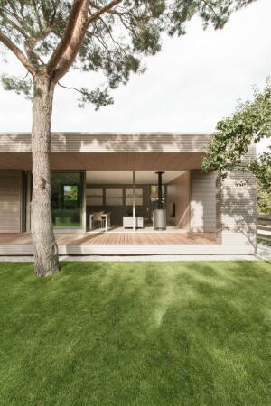 Wohnhaus, Berlin, Wandlitz, Neubau, Markus Bonauer, Wohnmbel, 2DPlus, 2D+, Luxus, erschwinglicher Luxus, Kamin, drehbarer Kamin, kleine Wohnflche, sparsam, knapp, reduziert, Minimalismus, minimal, Sauna, Holzbau, Einbaukche, Holzstnderbauweise, Michael Blling, Tiffany Taraska, Hrnicke Hock Thieroff, Holz & Raum Berlin, 2D+ Architekten