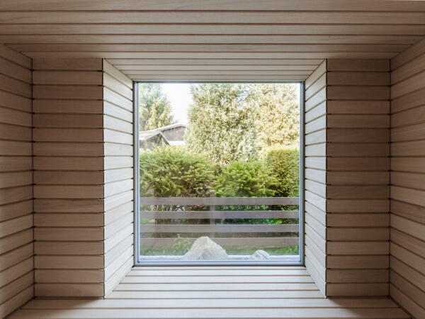 Wohnhaus, Berlin, Wandlitz, Neubau, Markus Bonauer, Wohnmbel, 2DPlus, 2D+, Luxus, erschwinglicher Luxus, Kamin, drehbarer Kamin, kleine Wohnflche, sparsam, knapp, reduziert, Minimalismus, minimal, Sauna, Holzbau, Einbaukche, Holzstnderbauweise, Michael Blling, Tiffany Taraska, Hrnicke Hock Thieroff, Holz & Raum Berlin, 2D+ Architekten