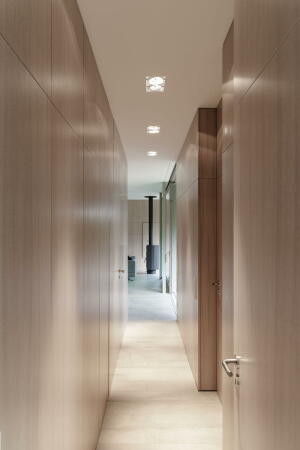 Wohnhaus, Berlin, Wandlitz, Neubau, Markus Bonauer, Wohnmbel, 2DPlus, 2D+, Luxus, erschwinglicher Luxus, Kamin, drehbarer Kamin, kleine Wohnflche, sparsam, knapp, reduziert, Minimalismus, minimal, Sauna, Holzbau, Einbaukche, Holzstnderbauweise, Michael Blling, Tiffany Taraska, Hrnicke Hock Thieroff, Holz & Raum Berlin, 2D+ Architekten