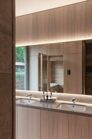 Wohnhaus, Berlin, Wandlitz, Neubau, Markus Bonauer, Wohnmbel, 2DPlus, 2D+, Luxus, erschwinglicher Luxus, Kamin, drehbarer Kamin, kleine Wohnflche, sparsam, knapp, reduziert, Minimalismus, minimal, Sauna, Holzbau, Einbaukche, Holzstnderbauweise, Michael Blling, Tiffany Taraska, Hrnicke Hock Thieroff, Holz & Raum Berlin, 2D+ Architekten