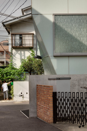 Wiel Arets, WAA, Wiel Arets Architects, A' House, House in Tokyo, Tokyo, Tokio, Japan, Japanismus, Made in Japan, Superdutch, BauNetz, Baunetz Meldungen, urban living, new houses, contemporary architecture, Architektur, Architekt, Star-Architekt, Design, Designlines, Jellyfish Chair, Wiel, Facade, Fassade, Beton, Concrete, Sichtbeton, Glas, glass, Minimalismus, private housing, Neubau, Wohnen, Wohnungsbau, Moderne Wohnungsbau, Wohnhaus in Japan, Kontext, living room, bedroom, interior, Innenraum, room, Space, design, Satoru Umehara, Alex Kunnen, Jrg Lthke, Jean-Jacques Jungers, Sadamu Shirafuji, Ilze Paklone, Tai Mikio Architect & Associates, LOW FAT Structure INC, EOS plus Co. LTD, Comodo Co. LTD, Oskomera Group BV, Saint Gobain Glass, Eiger Co. LTD, Arets-Sijstermans