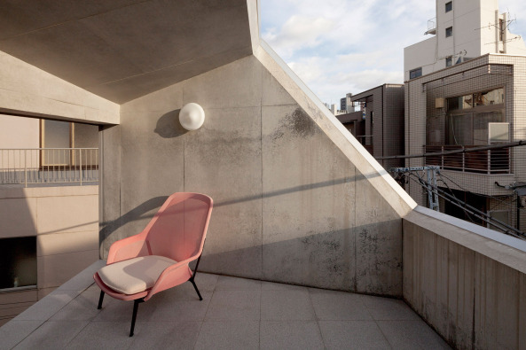 Wiel Arets, WAA, Wiel Arets Architects, A' House, House in Tokyo, Tokyo, Tokio, Japan, Japanismus, Made in Japan, Superdutch, BauNetz, Baunetz Meldungen, urban living, new houses, contemporary architecture, Architektur, Architekt, Star-Architekt, Design, Designlines, Jellyfish Chair, Wiel, Facade, Fassade, Beton, Concrete, Sichtbeton, Glas, glass, Minimalismus, private housing, Neubau, Wohnen, Wohnungsbau, Moderne Wohnungsbau, Wohnhaus in Japan, Kontext, living room, bedroom, interior, Innenraum, room, Space, design, Satoru Umehara, Alex Kunnen, Jrg Lthke, Jean-Jacques Jungers, Sadamu Shirafuji, Ilze Paklone, Tai Mikio Architect & Associates, LOW FAT Structure INC, EOS plus Co. LTD, Comodo Co. LTD, Oskomera Group BV, Saint Gobain Glass, Eiger Co. LTD, Arets-Sijstermans