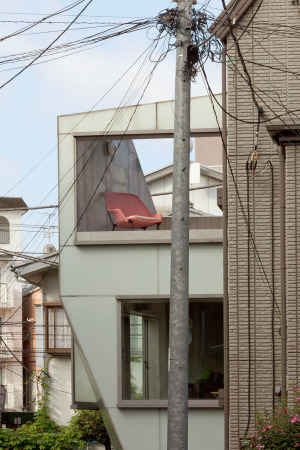 Wiel Arets, WAA, Wiel Arets Architects, A' House, House in Tokyo, Tokyo, Tokio, Japan, Japanismus, Made in Japan, Superdutch, BauNetz, Baunetz Meldungen, urban living, new houses, contemporary architecture, Architektur, Architekt, Star-Architekt, Design, Designlines, Jellyfish Chair, Wiel, Facade, Fassade, Beton, Concrete, Sichtbeton, Glas, glass, Minimalismus, private housing, Neubau, Wohnen, Wohnungsbau, Moderne Wohnungsbau, Wohnhaus in Japan, Kontext, living room, bedroom, interior, Innenraum, room, Space, design, Satoru Umehara, Alex Kunnen, Jrg Lthke, Jean-Jacques Jungers, Sadamu Shirafuji, Ilze Paklone, Tai Mikio Architect & Associates, LOW FAT Structure INC, EOS plus Co. LTD, Comodo Co. LTD, Oskomera Group BV, Saint Gobain Glass, Eiger Co. LTD, Arets-Sijstermans