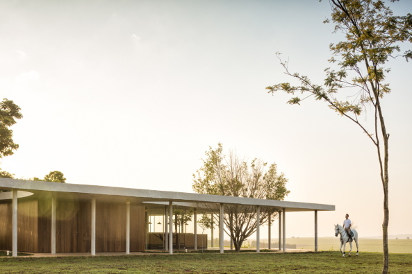 Isay Weinfeld, Brasilien, Fazenda Boa Vista, Porto Feliz, Reitclub, Pferde, Reitzentrum, Hotel, Spa, Erholung, Luxus, Japan, japanisch, SANAA, Minimalismus, Zurckhaltung, Dach, Auskragung, Moderne, Bume, Park, Fernando Guerra / FG+SG