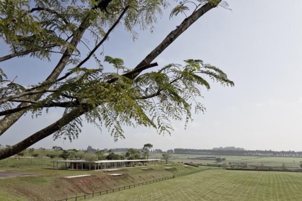 Isay Weinfeld, Brasilien, Fazenda Boa Vista, Porto Feliz, Reitclub, Pferde, Reitzentrum, Hotel, Spa, Erholung, Luxus, Japan, japanisch, SANAA, Minimalismus, Zurckhaltung, Dach, Auskragung, Moderne, Bume, Park, Fernando Guerra / FG+SG