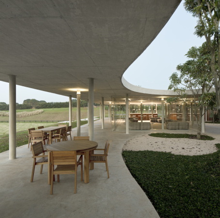 Isay Weinfeld, Brasilien, Fazenda Boa Vista, Porto Feliz, Reitclub, Pferde, Reitzentrum, Hotel, Spa, Erholung, Luxus, Japan, japanisch, SANAA, Minimalismus, Zurckhaltung, Dach, Auskragung, Moderne, Bume, Park, Fernando Guerra / FG+SG