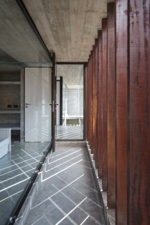 Luciano Kruk, Argentinien, Costa Esmeralda, MR casa, Wohnhaus, housing, Buenos Aires, Kste, coastline, Landschaft, Wochenendhaus, Hang, Dnen, slope, Holz, Beton, concrete, wood, Aluminium, Glas, glass