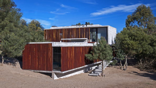 Luciano Kruk, Argentinien, Costa Esmeralda, MR casa, Wohnhaus, housing, Buenos Aires, Kste, coastline, Landschaft, Wochenendhaus, Hang, Dnen, slope, Holz, Beton, concrete, wood, Aluminium, Glas, glass