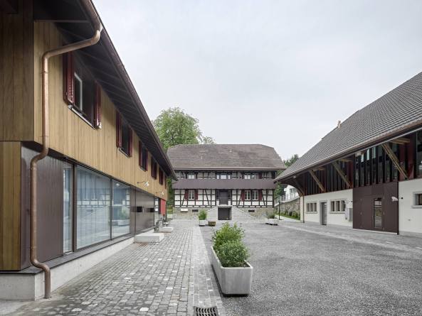 Bauen im Bestand, EM2N, Gutsbetrieb Hammer, Cham, Kanton Zug, Architektur in der Schweiz, Mathias Mller, Daniel Niggli, Wohnen in der Scheune, Krftiges Korn, Korn, Krnigkeit, Beton, concrete, swiss architects, Umbau, Umnutzung, Hammergut, Atelier, Bro, Wohnhaus, Stall, Hammer Retex AG, 6330 Cham, Baukosten, best architects, wohnen, living