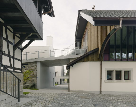 Bauen im Bestand, EM2N, Gutsbetrieb Hammer, Cham, Kanton Zug, Architektur in der Schweiz, Mathias Mller, Daniel Niggli, Wohnen in der Scheune, Krftiges Korn, Korn, Krnigkeit, Beton, concrete, swiss architects, Umbau, Umnutzung, Hammergut, Atelier, Bro, Wohnhaus, Stall, Hammer Retex AG, 6330 Cham, Baukosten, best architects, wohnen, living