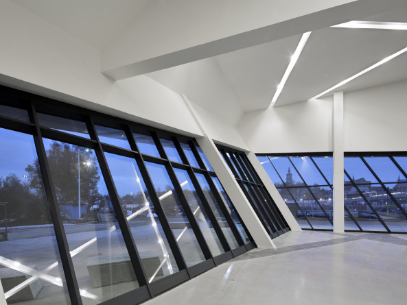 Libeskind, Daniel Libeskind, Landmark, Ikone, Kongresszentrum, Belgien, Mons, Kulturhauptstadt, Flandern, fl�misch, Stararchitekt, Dekonstruktivismus, belgischer Blaustein, Holz, Aluminium, Beton, Neubau, Georges De Kinder, Hufton + Crow