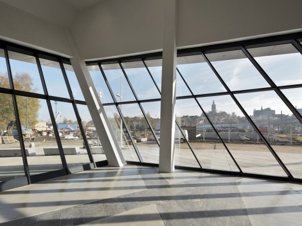 Libeskind, Daniel Libeskind, Landmark, Ikone, Kongresszentrum, Belgien, Mons, Kulturhauptstadt, Flandern, flmisch, Stararchitekt, Dekonstruktivismus, belgischer Blaustein, Holz, Aluminium, Beton, Neubau, Georges De Kinder, Hufton + Crow