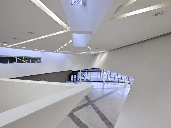 Libeskind, Daniel Libeskind, Landmark, Ikone, Kongresszentrum, Belgien, Mons, Kulturhauptstadt, Flandern, flmisch, Stararchitekt, Dekonstruktivismus, belgischer Blaustein, Holz, Aluminium, Beton, Neubau, Georges De Kinder, Hufton + Crow