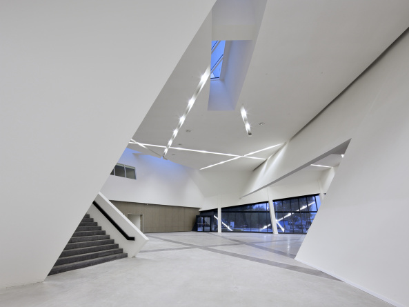 Libeskind, Daniel Libeskind, Landmark, Ikone, Kongresszentrum, Belgien, Mons, Kulturhauptstadt, Flandern, flmisch, Stararchitekt, Dekonstruktivismus, belgischer Blaustein, Holz, Aluminium, Beton, Neubau, Georges De Kinder, Hufton + Crow