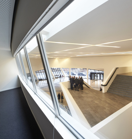 Libeskind, Daniel Libeskind, Landmark, Ikone, Kongresszentrum, Belgien, Mons, Kulturhauptstadt, Flandern, flmisch, Stararchitekt, Dekonstruktivismus, belgischer Blaustein, Holz, Aluminium, Beton, Neubau, Georges De Kinder, Hufton + Crow