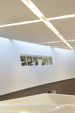 Libeskind, Daniel Libeskind, Landmark, Ikone, Kongresszentrum, Belgien, Mons, Kulturhauptstadt, Flandern, flmisch, Stararchitekt, Dekonstruktivismus, belgischer Blaustein, Holz, Aluminium, Beton, Neubau, Georges De Kinder, Hufton + Crow