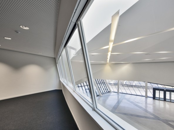 Libeskind, Daniel Libeskind, Landmark, Ikone, Kongresszentrum, Belgien, Mons, Kulturhauptstadt, Flandern, flmisch, Stararchitekt, Dekonstruktivismus, belgischer Blaustein, Holz, Aluminium, Beton, Neubau, Georges De Kinder, Hufton + Crow