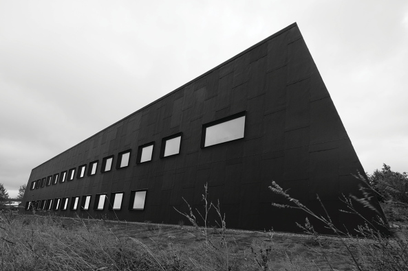 Linkping, Mjrdevi Science Park, Teknikringen 10, Schweden, Neubau, Dreieck, Gewerbegebiet, Petra Gipp Arkitektur, workshop, Werkstatt,  Dataton, visual, design, Schnee, ke E:son Lindman, Bjrn Sandlund, Fassade, facade, Pappe, Teerpappe, Bauen im Gewerbepark, swedish architecture, Petra, Neubau, new buidlings, best archietcs, BauNetz, Baunetz-Meldung,