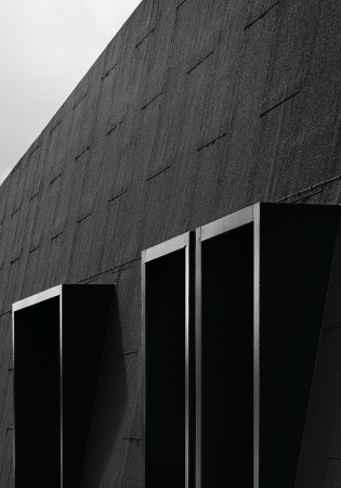 Linkping, Mjrdevi Science Park, Teknikringen 10, Schweden, Neubau, Dreieck, Gewerbegebiet, Petra Gipp Arkitektur, workshop, Werkstatt,  Dataton, visual, design, Schnee, ke E:son Lindman, Bjrn Sandlund, Fassade, facade, Pappe, Teerpappe, Bauen im Gewerbepark, swedish architecture, Petra, Neubau, new buidlings, best archietcs, BauNetz, Baunetz-Meldung,