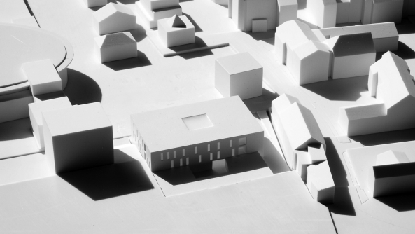 Brixen, Bressanone, Musikschule, Neubau, Carlana Mezzalira Pentimalli, Padova/Treviso, Caramel Architekten, Hinrichs Wilkening Architekten, EM2 Architekten, Vierzueins, CeZ Calderan Zanovelli, Tomas Ghisellini, Aires Mateus, Naturstein, Platzgestaltung, kubisch, cubic, stone fassade, Blserkapelle, brass band, Brgerkapelle,