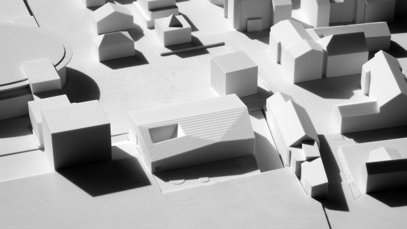 Brixen, Bressanone, Musikschule, Neubau, Carlana Mezzalira Pentimalli, Padova/Treviso, Caramel Architekten, Hinrichs Wilkening Architekten, EM2 Architekten, Vierzueins, CeZ Calderan Zanovelli, Tomas Ghisellini, Aires Mateus, Naturstein, Platzgestaltung, kubisch, cubic, stone fassade, Blserkapelle, brass band, Brgerkapelle,