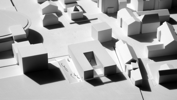 Brixen, Bressanone, Musikschule, Neubau, Carlana Mezzalira Pentimalli, Padova/Treviso, Caramel Architekten, Hinrichs Wilkening Architekten, EM2 Architekten, Vierzueins, CeZ Calderan Zanovelli, Tomas Ghisellini, Aires Mateus, Naturstein, Platzgestaltung, kubisch, cubic, stone fassade, Blserkapelle, brass band, Brgerkapelle,