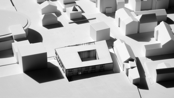 Brixen, Bressanone, Musikschule, Neubau, Carlana Mezzalira Pentimalli, Padova/Treviso, Caramel Architekten, Hinrichs Wilkening Architekten, EM2 Architekten, Vierzueins, CeZ Calderan Zanovelli, Tomas Ghisellini, Aires Mateus, Naturstein, Platzgestaltung, kubisch, cubic, stone fassade, Blserkapelle, brass band, Brgerkapelle,