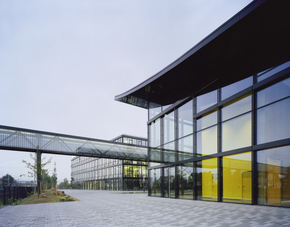 Krcher Areal; Firmenzentrale; Winnenden; Reichel Schlaier Architekten; Stuttgart; Neubau; Auditorium; Fugngerbrcke; Fachwerkkonstruktion; Hochdruckreiniger; headquarter; Kaercher; gelb; Kommunikationbreiche; Innenhof; Brigida Gonzlez