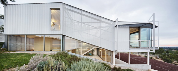 Irene Castrillo Carreira, Mauro Gil-Fournier Esquerra, Wohnungsbau, Neubau, Einfamilienhaus, Villa, Vinaroz, Castelln. Seasonless House, Casos de Casas, Haus ohne Jahreszeiten, offen, Wetter, mediterran, Spanien, sdlich, Sonne, Terrasse, Concrete, Polycarbonatplatten, Stahl, wei hell, bright, billig, kostengnstig, cheap construction