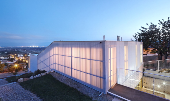 Irene Castrillo Carreira, Mauro Gil-Fournier Esquerra, Wohnungsbau, Neubau, Einfamilienhaus, Villa, Vinaroz, Castelln. Seasonless House, Casos de Casas, Haus ohne Jahreszeiten, offen, Wetter, mediterran, Spanien, sdlich, Sonne, Terrasse, Concrete, Polycarbonatplatten, Stahl, wei hell, bright, billig, kostengnstig, cheap construction