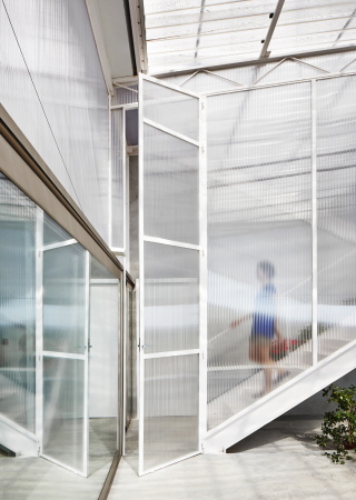 Irene Castrillo Carreira, Mauro Gil-Fournier Esquerra, Wohnungsbau, Neubau, Einfamilienhaus, Villa, Vinaroz, Castelln. Seasonless House, Casos de Casas, Haus ohne Jahreszeiten, offen, Wetter, mediterran, Spanien, sdlich, Sonne, Terrasse, Concrete, Polycarbonatplatten, Stahl, wei hell, bright, billig, kostengnstig, cheap construction