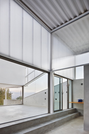 Irene Castrillo Carreira, Mauro Gil-Fournier Esquerra, Wohnungsbau, Neubau, Einfamilienhaus, Villa, Vinaroz, Castelln. Seasonless House, Casos de Casas, Haus ohne Jahreszeiten, offen, Wetter, mediterran, Spanien, sdlich, Sonne, Terrasse, Concrete, Polycarbonatplatten, Stahl, wei hell, bright, billig, kostengnstig, cheap construction