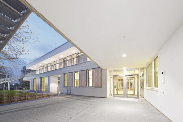 K�ppel + Klieber, Kindergarten, Kita, Stuttgart, Kita in Gehenb�hl, Farbe, Bauten f�r Kinder, Montessori-Kindergarten, Familienzenturm, Fassade, Material, Wettbewerb gewonnen, Grundriss, Seitenfl�gel, BauNetz, Baunetz-Meldungen, Neubau, Architekt, Richfest, Fertigstellung, Neubau, Von der Farbe zur Form, Kinderbetreung