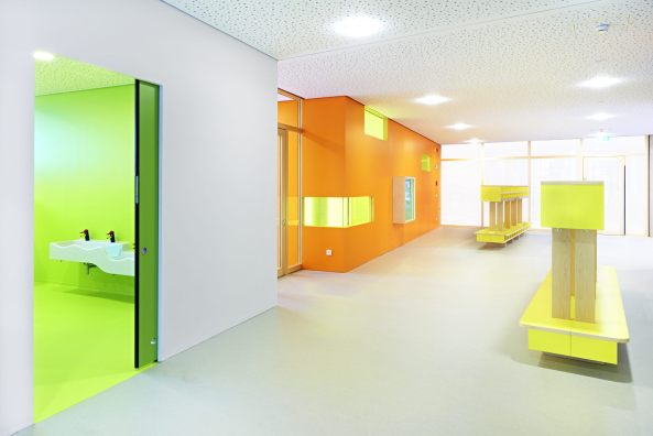 K�ppel + Klieber, Kindergarten, Kita, Stuttgart, Kita in Gehenb�hl, Farbe, Bauten f�r Kinder, Montessori-Kindergarten, Familienzenturm, Fassade, Material, Wettbewerb gewonnen, Grundriss, Seitenfl�gel, BauNetz, Baunetz-Meldungen, Neubau, Architekt, Richfest, Fertigstellung, Neubau, Von der Farbe zur Form, Kinderbetreung