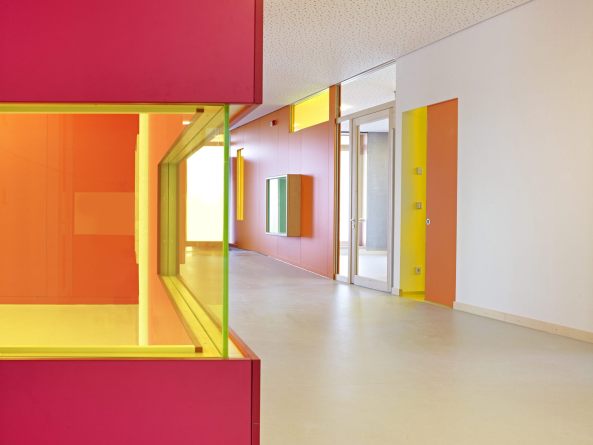 K�ppel + Klieber, Kindergarten, Kita, Stuttgart, Kita in Gehenb�hl, Farbe, Bauten f�r Kinder, Montessori-Kindergarten, Familienzenturm, Fassade, Material, Wettbewerb gewonnen, Grundriss, Seitenfl�gel, BauNetz, Baunetz-Meldungen, Neubau, Architekt, Richfest, Fertigstellung, Neubau, Von der Farbe zur Form, Kinderbetreung